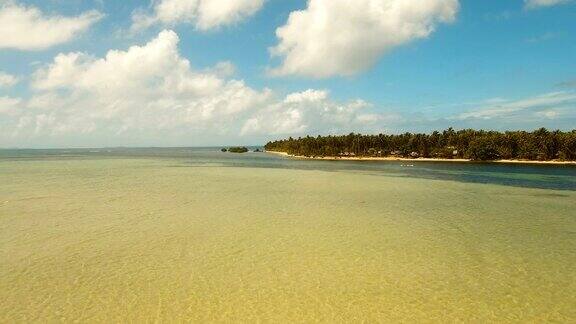 鸟瞰图美丽的海滩上的热带岛屿菲律宾Siargao