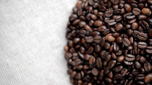 咖啡豆在转盘上旋转