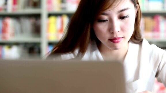 中国女学生在图书馆使用笔记本电脑实时