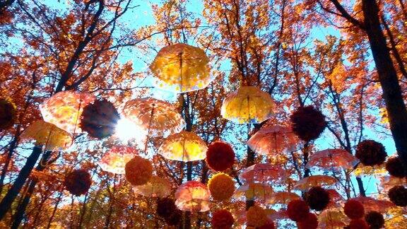 背景彩色的伞装饰在公园的秋天