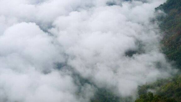 时间流逝的观点:云雾运动的山区自然高清