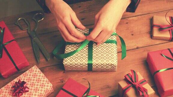 礼品包装女人打一个绿色的丝带蝴蝶结