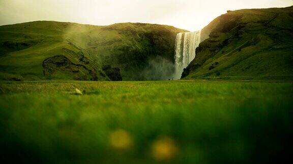 冰岛日落时的斯科加佛斯瀑布