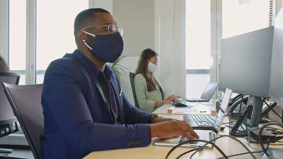 商人戴着防护面具在办公桌前工作