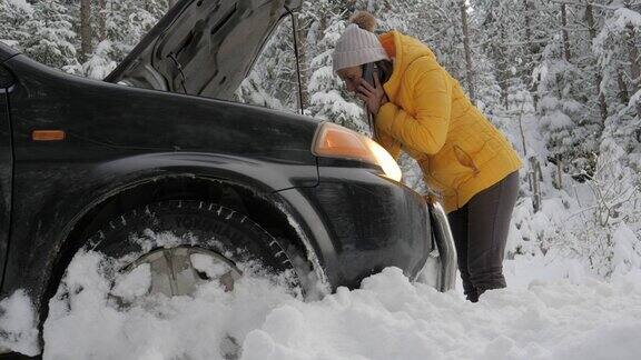 汽车在第一场雪中抛锚了紧急照明设备在恶劣的天气下汽车会在偏僻的地方抛锚汽车保险一个女人在路上