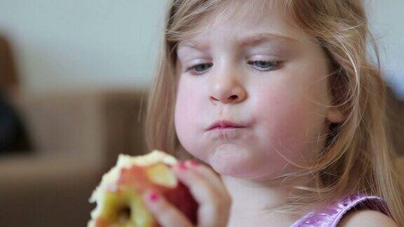 孩子吃苹果