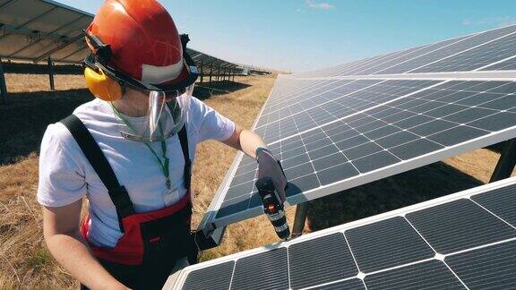 维修人员正在使用太阳能电池太阳能厂附近的替代能源工人