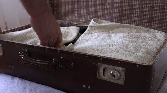 一个男人带着行李箱去度假慢动作录像