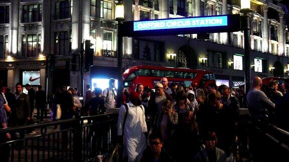 伦敦牛津广场地铁站夜间入口