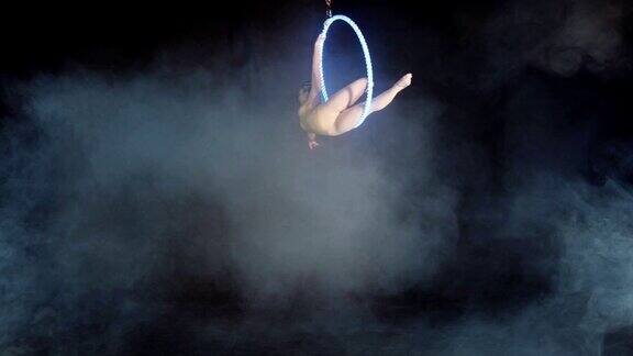 金发体操运动员在穹顶下的空中环