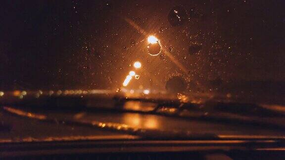 在大雨中驾驶慢镜头