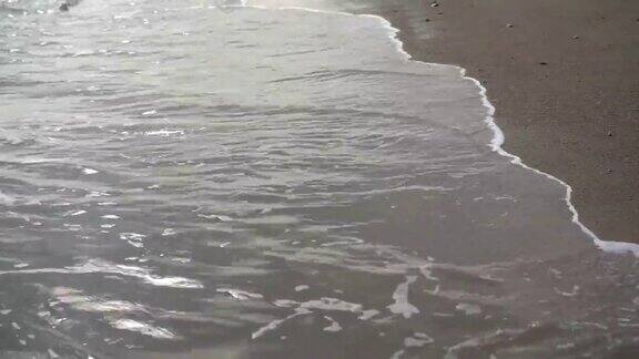 海浪拍打着海边的沙滩