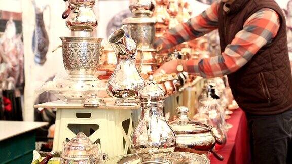 伊斯坦布尔大集市上的铜银厨具