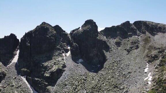 保加利亚瑞拉山的吓人湖附近的库本斯山峰