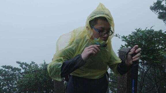 雨中的游客中国安徽黄山