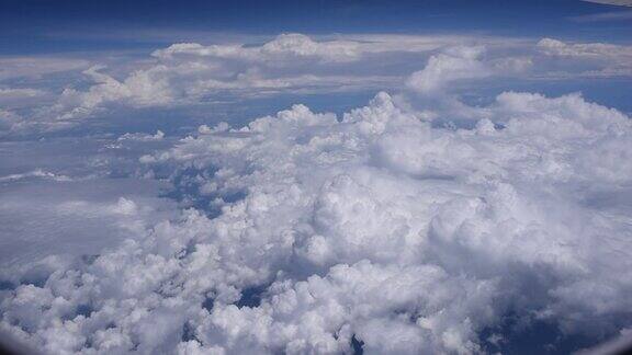 在飞机上拍摄平流层云