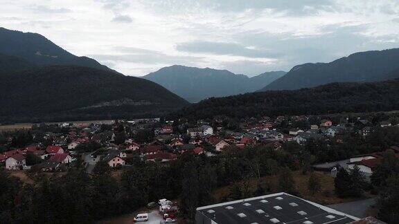 法国常见的杜萨德无人机拍摄无人机在被阿尔卑斯山包围的山城上空飞行有小房子的山村