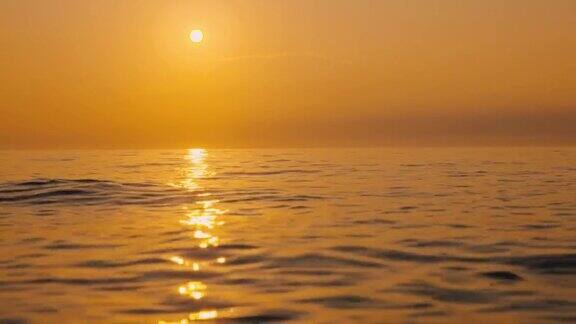 SLOMO海面上宁静的日落