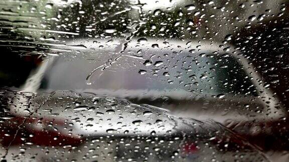 雨点落在镜子车上