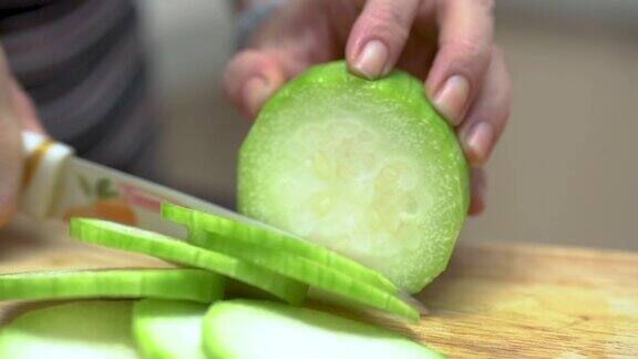 切新鲜蔬菜的特写镜头