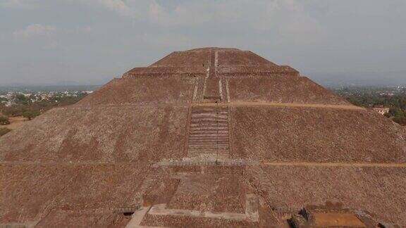无人机拍摄的墨西哥特奥蒂瓦坎太阳金字塔鸟瞰特奥蒂瓦坎城堡和月亮神庙的遗迹联合国教科文组织世界遗产旅游目的地