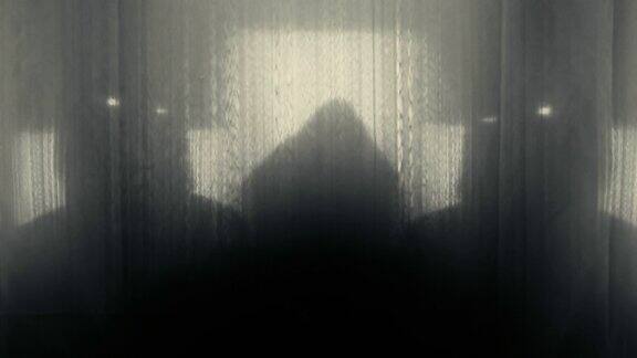 三个戴着兜帽的人的剪影在透明的窗帘后面眼睛闪闪发光抬起头伸出手恶魔超自然现象鬼魂4k视频60帧