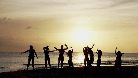 日落时分在海滩上跳舞