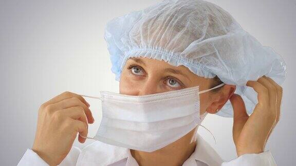 戴着面具!女医生戴着口罩指着她的手指在梯度背景上