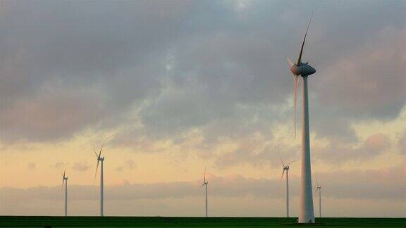 日落时分海风公园里的风力涡轮机叶片在风中转动