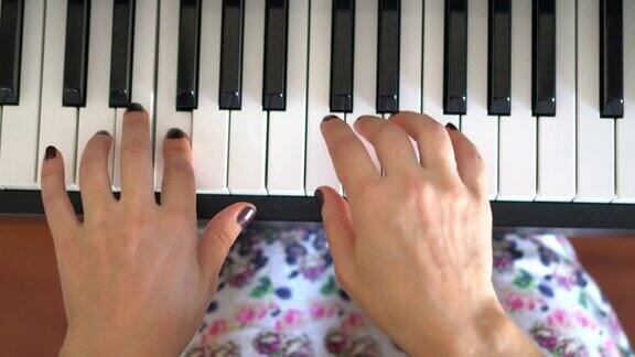 一个在上面弹钢琴的女人的手