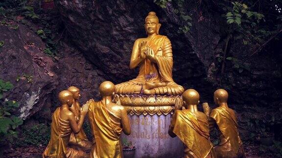 佛祖和沙弥雕像佛西山琅勃拉邦老挝