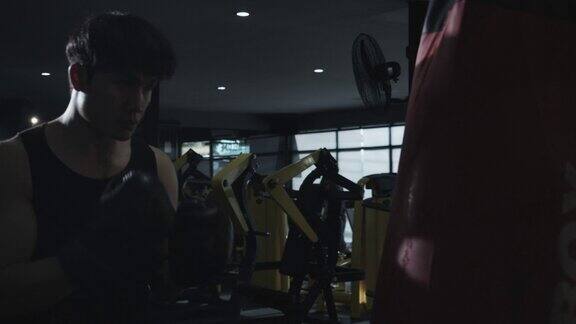 4K慢动作亚洲男人在健身房锻炼拳击