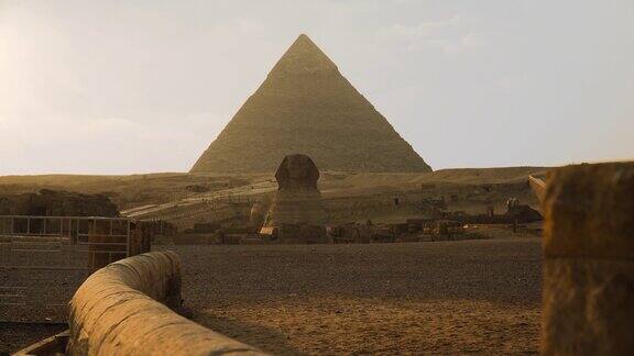 吉萨金字塔前景是狮身人面像