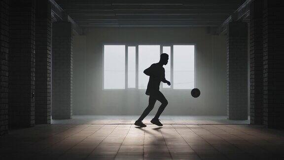 黑人自由式足球在阳光下职业足球运动员在地下停车场耍杂耍球
