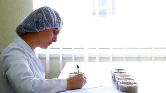 检验员在实验室记录信息寻找高质量的小米