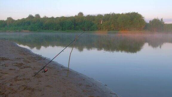 清晨日落时分河边的钓竿
