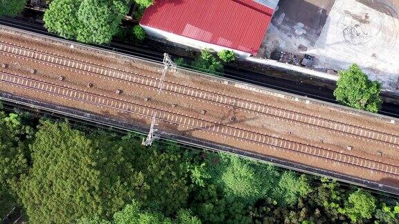 从上到下的轻铁列车在高架轨道上用无人机拍摄4k分辨率