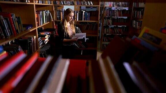 一幅女学生在图书馆看书的慢镜头
