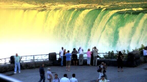 尼亚加拉大瀑布旁的游客