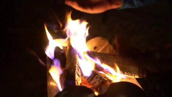 露營地的篝火夜晚