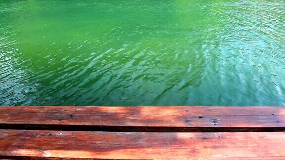木制座椅附近的河看到水的看法泰国