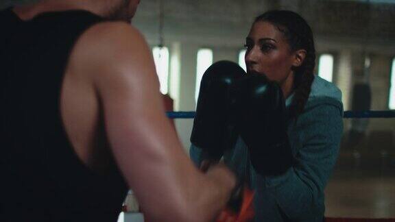 拳击教练教女性