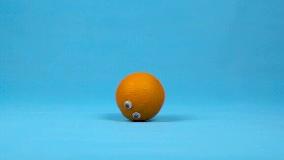 橙色的眼睛慢慢转动橙色蓝色背景卷边缓慢的运动
