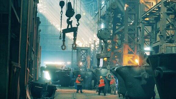 工人们正在管理冶金厂的熔炉冶金工厂内部