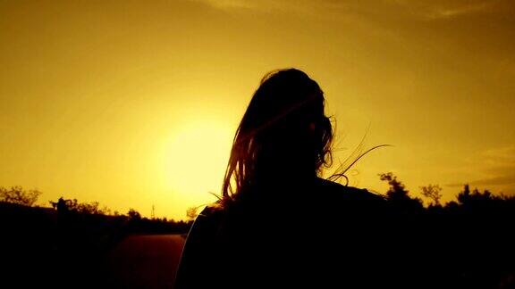 慢镜头:一个长发女子在夕阳下奔跑