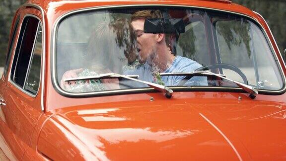 情侣在车里接吻