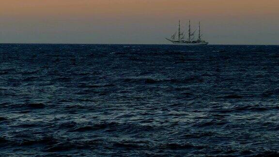 背景-日落和美丽的帆船在满帆