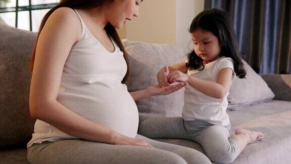 怀孕期间在家带女儿的孕妇服用欧米伽-3补充剂