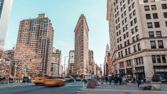 美国纽约市熨斗大厦区4K超高清延时拍摄汽车交通和行人美国城市生活美国旅游景点旅游地标或交通概念
