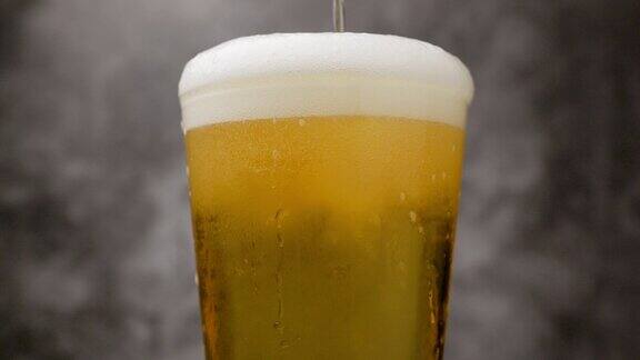 将啤酒倒入生啤酒杯啤酒倒在杯子里适合庆祝和饮用